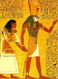 Horus har en mandekrop og et falkehoved